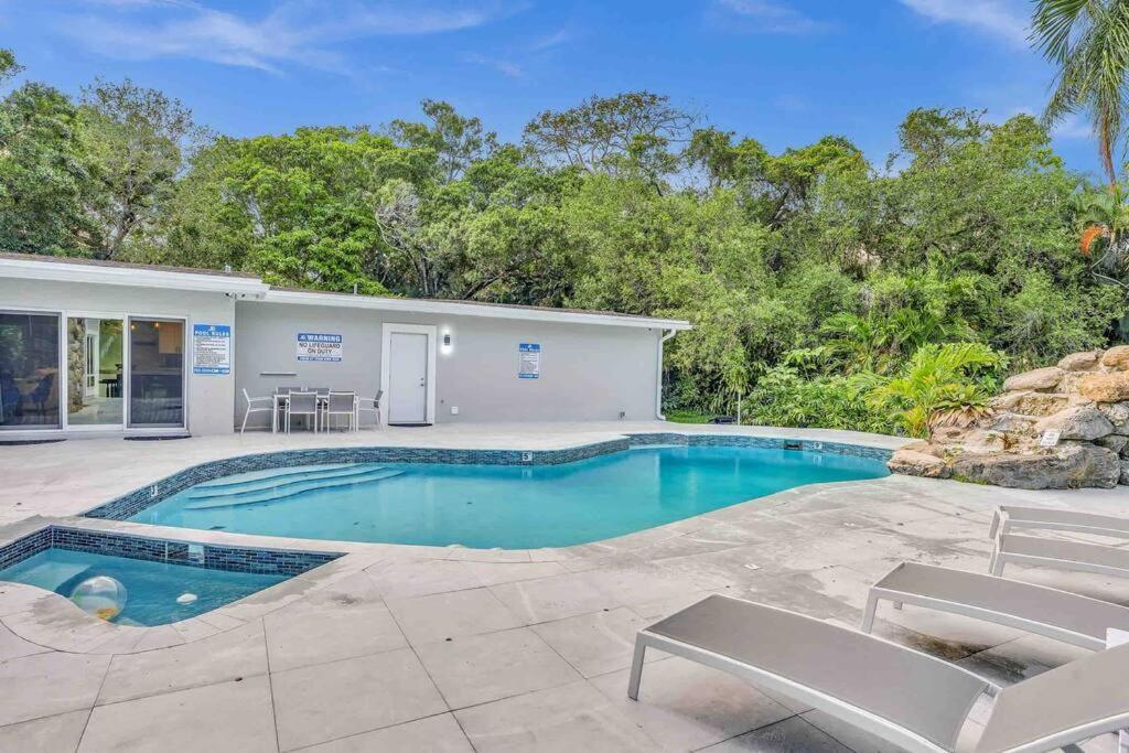 Rare Hidden Getaway Heated Pool 1.5 acres! Sleeps 16 Villa Fort Lauderdale Buitenkant foto