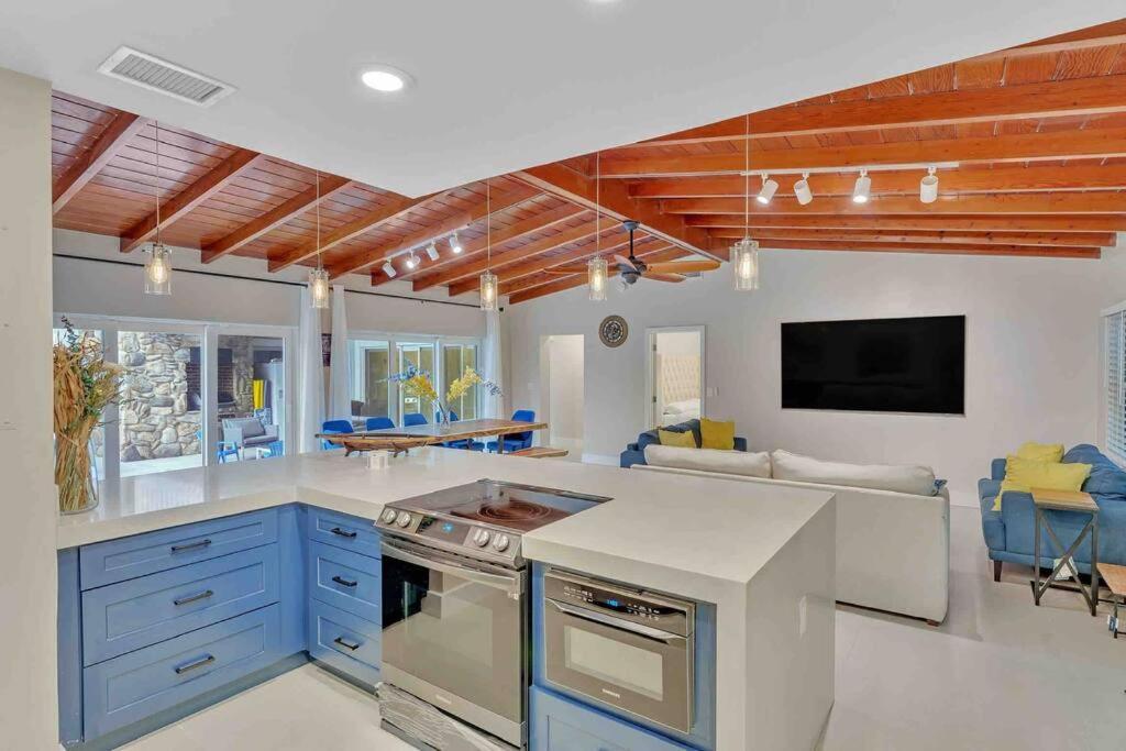 Rare Hidden Getaway Heated Pool 1.5 acres! Sleeps 16 Villa Fort Lauderdale Buitenkant foto