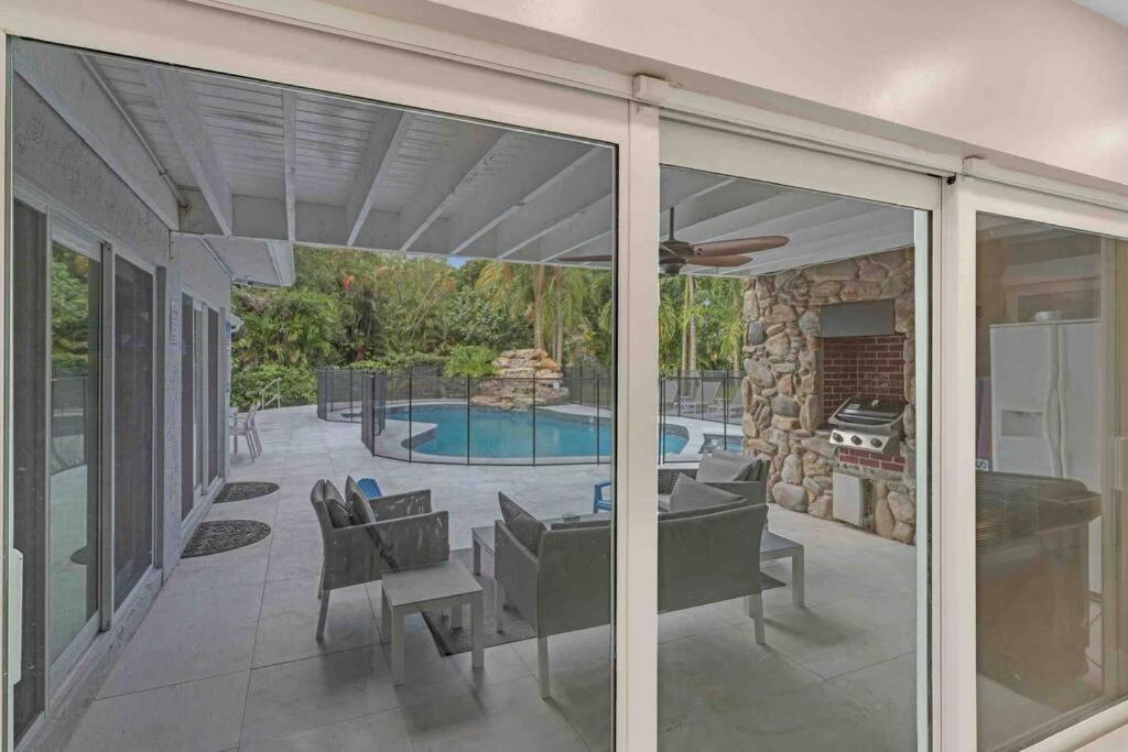 Rare Hidden Getaway Heated Pool 1.5 acres! Sleeps 16 Villa Fort Lauderdale Buitenkant foto
