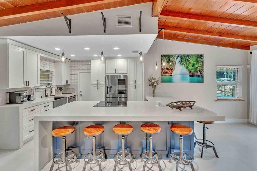 Rare Hidden Getaway Heated Pool 1.5 acres! Sleeps 16 Villa Fort Lauderdale Buitenkant foto