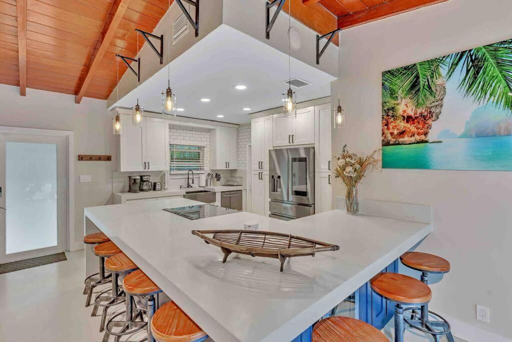 Rare Hidden Getaway Heated Pool 1.5 acres! Sleeps 16 Villa Fort Lauderdale Buitenkant foto