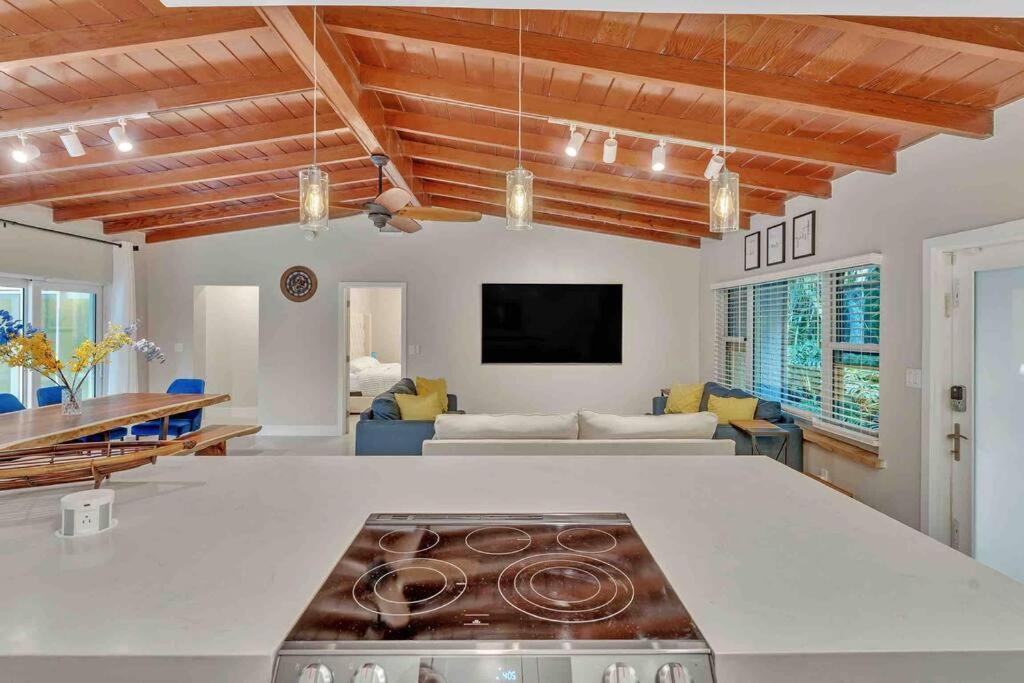 Rare Hidden Getaway Heated Pool 1.5 acres! Sleeps 16 Villa Fort Lauderdale Buitenkant foto