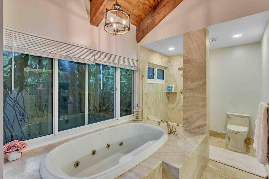 Rare Hidden Getaway Heated Pool 1.5 acres! Sleeps 16 Villa Fort Lauderdale Buitenkant foto