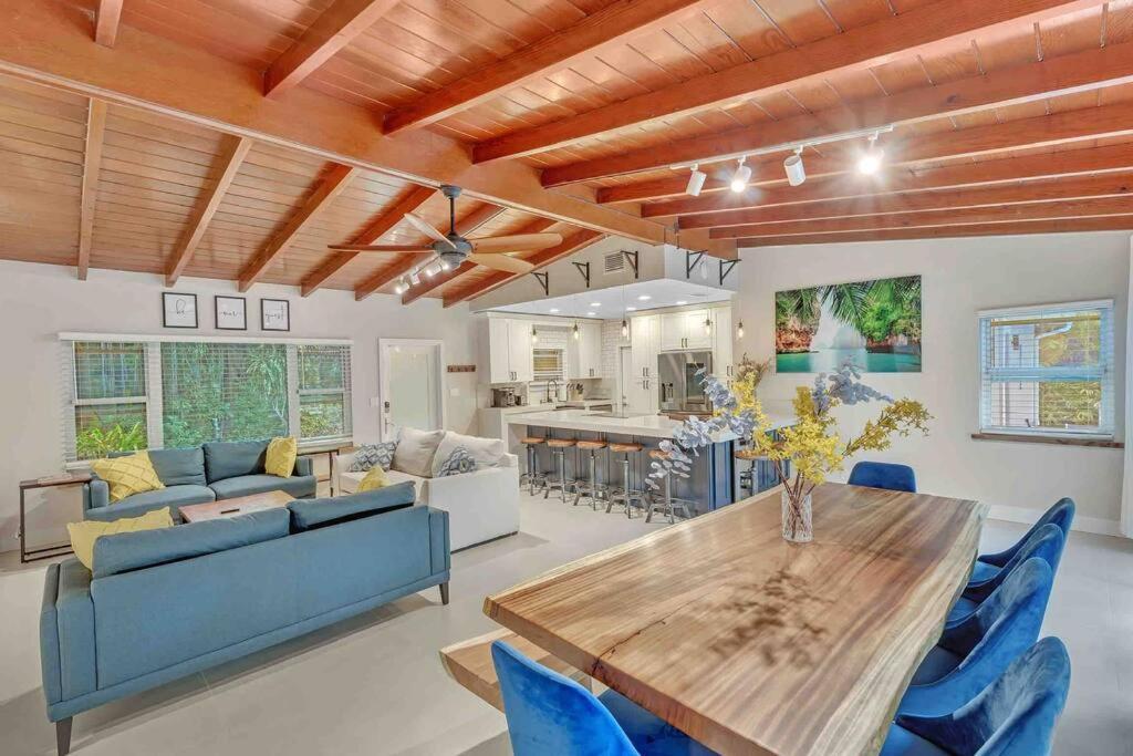 Rare Hidden Getaway Heated Pool 1.5 acres! Sleeps 16 Villa Fort Lauderdale Buitenkant foto