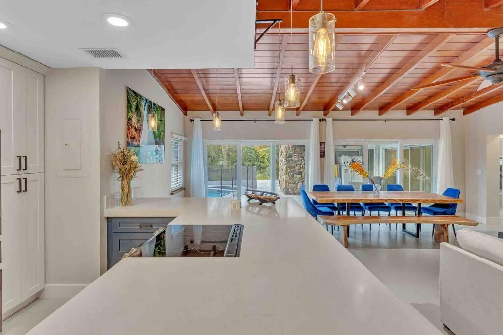 Rare Hidden Getaway Heated Pool 1.5 acres! Sleeps 16 Villa Fort Lauderdale Buitenkant foto