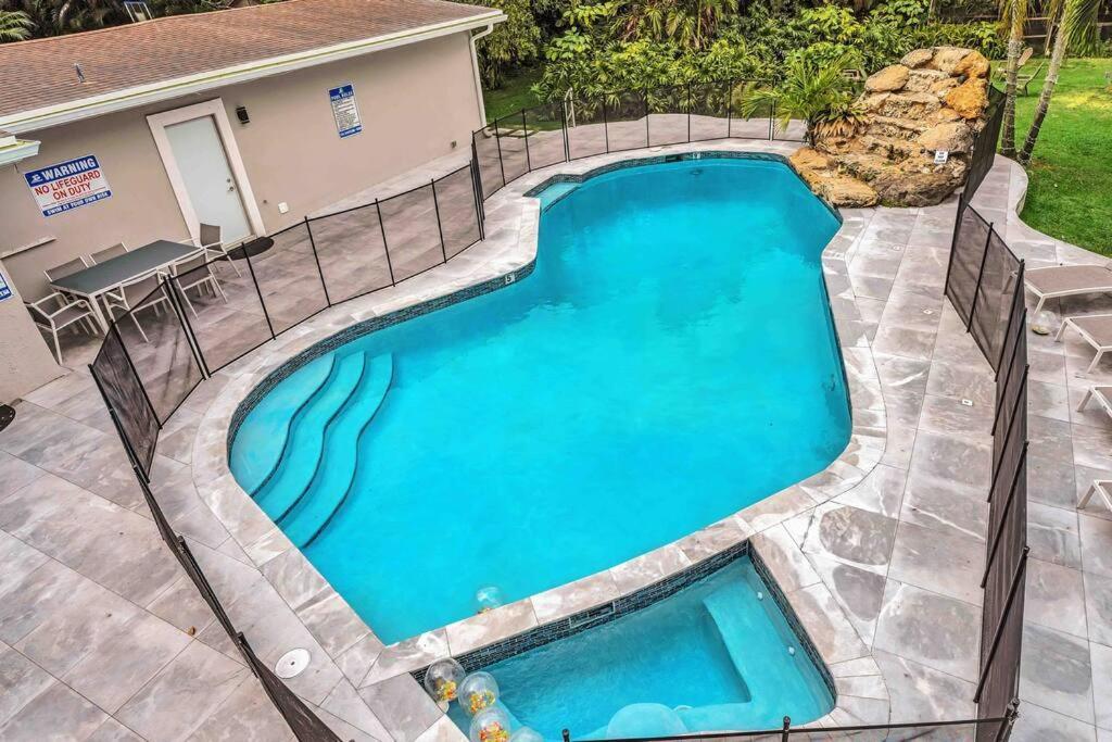 Rare Hidden Getaway Heated Pool 1.5 acres! Sleeps 16 Villa Fort Lauderdale Buitenkant foto