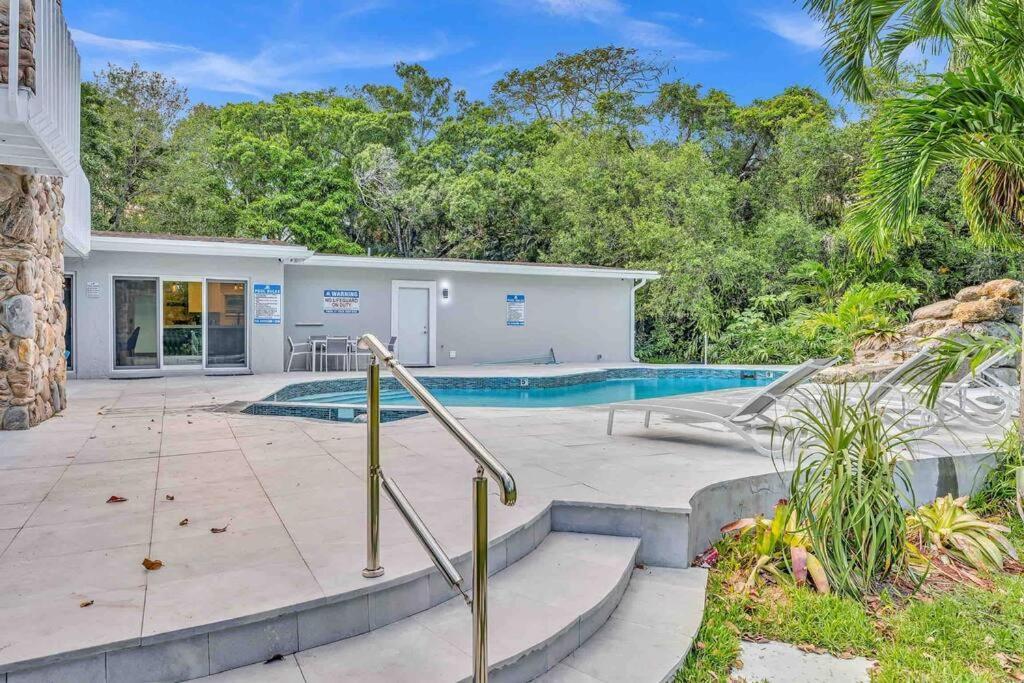 Rare Hidden Getaway Heated Pool 1.5 acres! Sleeps 16 Villa Fort Lauderdale Buitenkant foto
