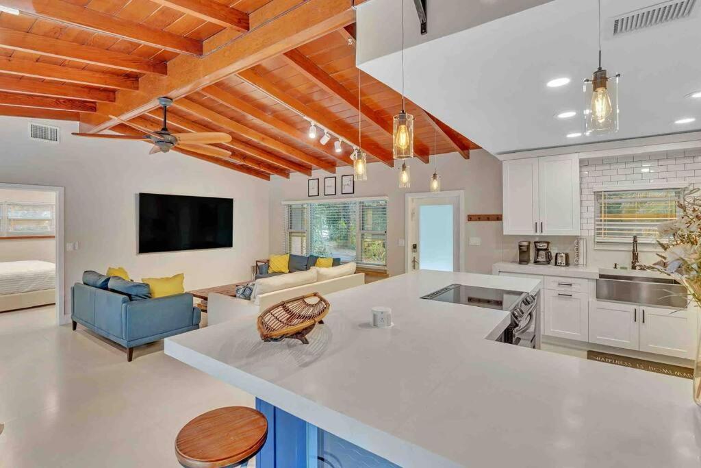 Rare Hidden Getaway Heated Pool 1.5 acres! Sleeps 16 Villa Fort Lauderdale Buitenkant foto