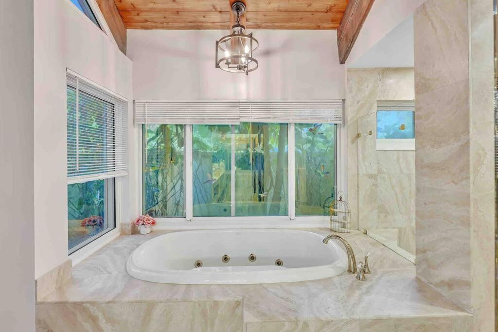 Rare Hidden Getaway Heated Pool 1.5 acres! Sleeps 16 Villa Fort Lauderdale Buitenkant foto