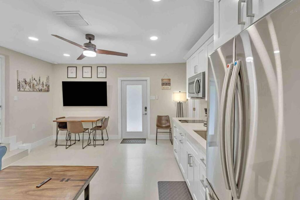 Rare Hidden Getaway Heated Pool 1.5 acres! Sleeps 16 Villa Fort Lauderdale Buitenkant foto